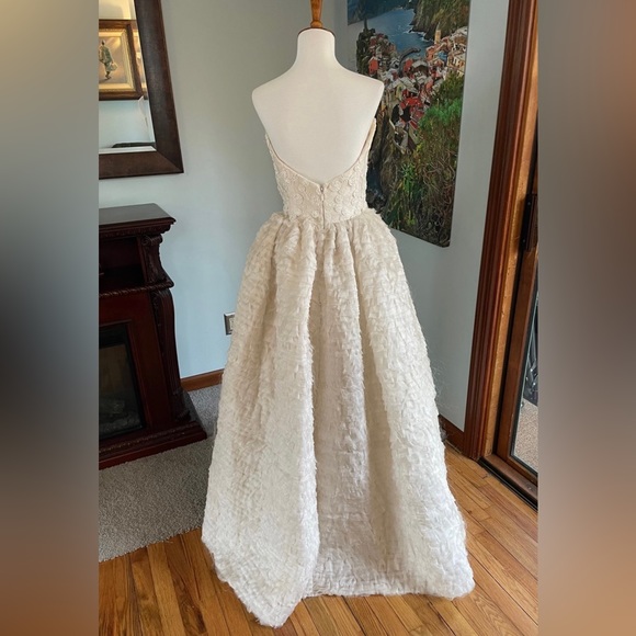 NWT Wedding gown Size 4, unaltered - Picture 2 of 4